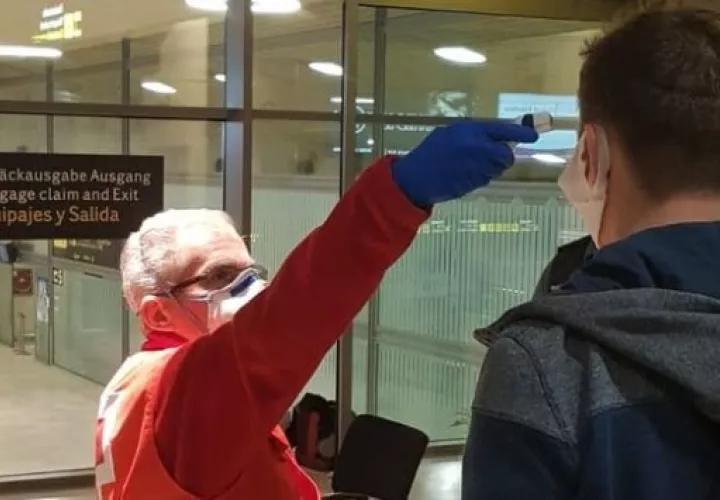 El pasajero será sometido a otra prueba si tiene fiebre. EFE