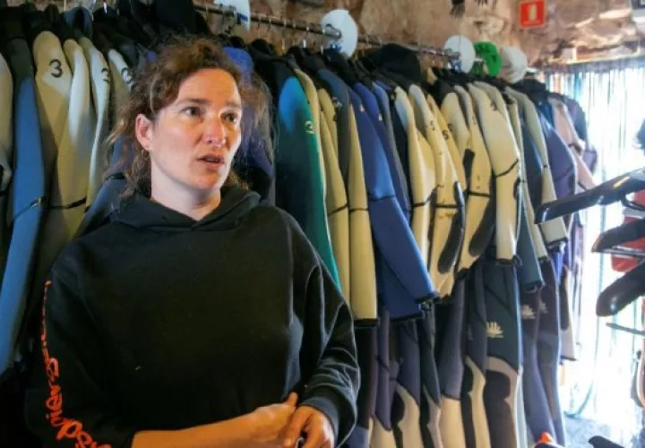 Las empresas buscan ahorro con personal nacional, según los expertos en temas laborales. EFE