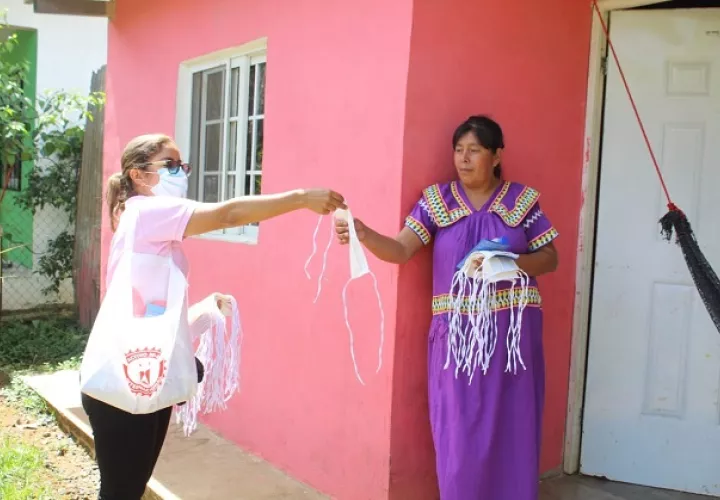 Personal del Minsa sigue regalando mascarillas a nivel nacional.