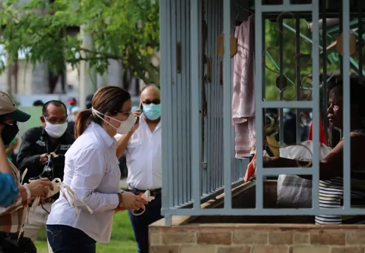 Ministra Rosario Turner distribuye mascarillas