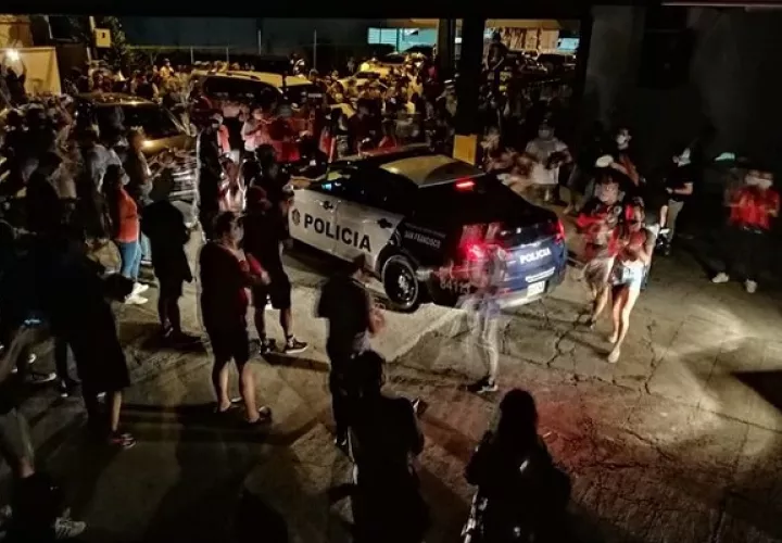 Decenas de personas protestaron contra la reunión.
