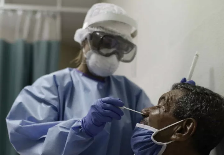 Una doctora realiza una prueba de coronavirus en una clínica de San José. Fotos: EFE.