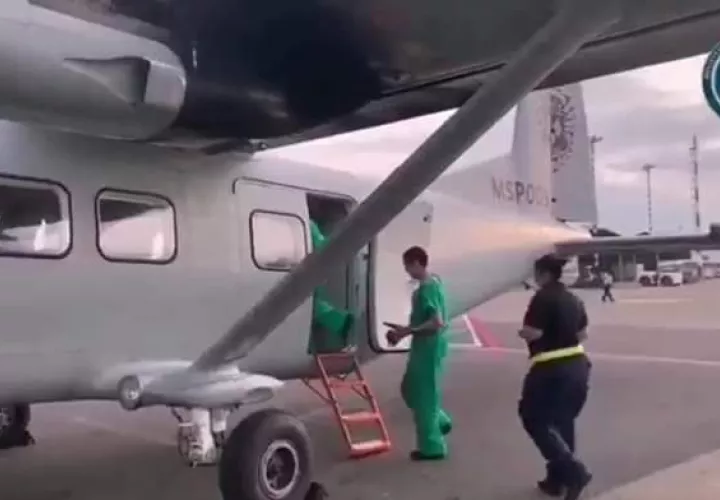 Los cuidados del paciente durante el vuelo humanitario se dieron por parte equipo de especialistas médicos de la CCSS de Costa Rica, ya una vez fue entregado por los médicos de Panamá.