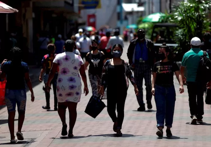 En Nicaragua, un país sumido en una prolongada crisis política y cuyo abordaje de la pandemia suscita críticas internacionales y locales, el Gobierno reportó el martes pasdo un acumulado de 1.464 casos de COVID-19 y 55 fallecidos, mientras que un observatorio independiente cifró en 1.289 muertos y en 4.971 los contagios.