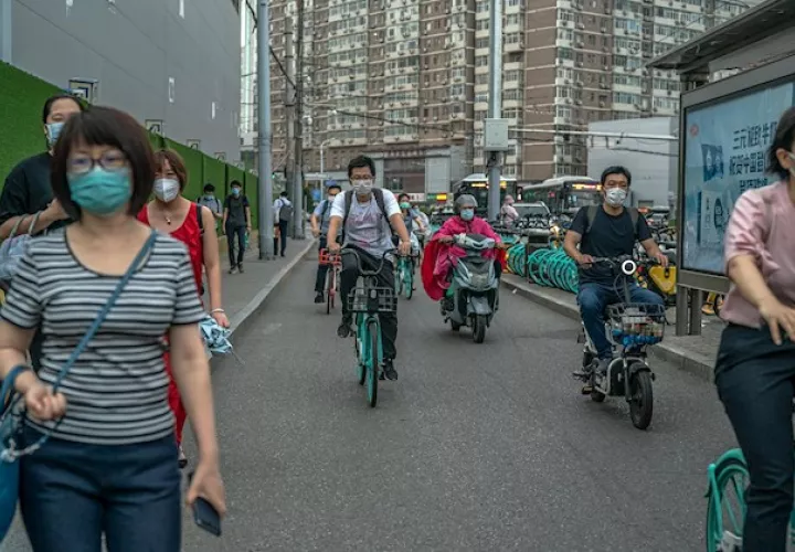  Quedan aún 293 casos activos en China y 5.856 personas todavía están ahora en observación, las cuales deben pasar un periodo de aislamiento de 14 días, según las cifras oficiales.