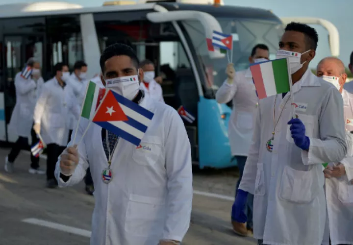 Presuntamente más de 10,000 médicos cubanos han sido enviados a Brasil, según Pompeo. Fotos: AP/EFE 