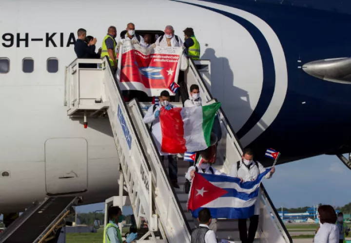 Los médicos fueron recibidos en el aeropuerto habanero José Martí, en medio de medidas de bioseguridad. Fotos: EFE