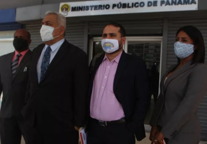 Abogados de Ricardo Martinelli luego de interponer la denuncia contra Harry Díaz. Víctor Arosemena