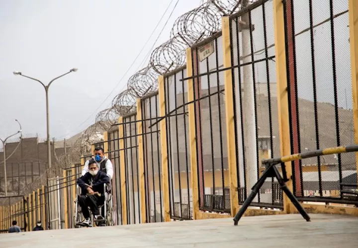 Nada hacía presagiar que esta sobrepoblada penitenciaria de Lima diseñada para 2.500 presos reaccionaría con solidaridad para controlar el brote de la COVID-19 que se dio en abril.