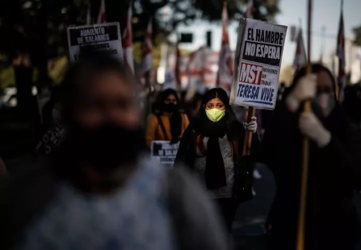 Miles de personas protestaron en varias provincias de Argentina por la situación de las clases más pobres durante la pandemia. EFE