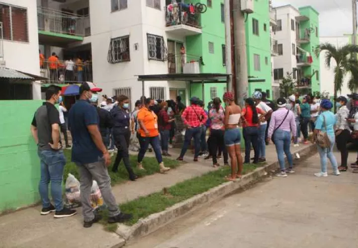 Funcionarios en medio de labores de solidaridad, mientras se ignora el distanciamiento físico.