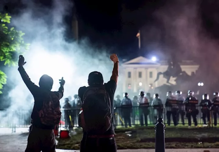 Se da la circunstancia de que después de esos incidentes, Trump alabó en su cuenta de Twitter el, "gran trabajo" del Servicio Secreto de la noche anterior frente a revoltosos "totalmente profesionales".