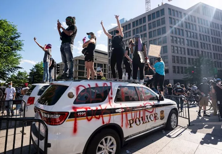 El presidente criticó a Washington, D.C., el alcalde Muriel Bowser (D) en un tweet el domingo por la mañana después de la protesta, acusándola de no permitir que la policía de DC ayude a los agentes del Servicio Secreto.