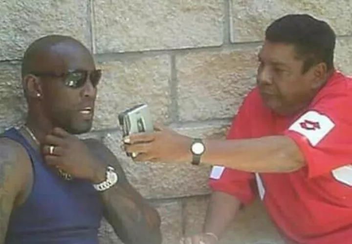 Efigenio Tapia le realiza una entrevista al excapitán de la selección de fútbol de Panamá, Felipe Baloy. 