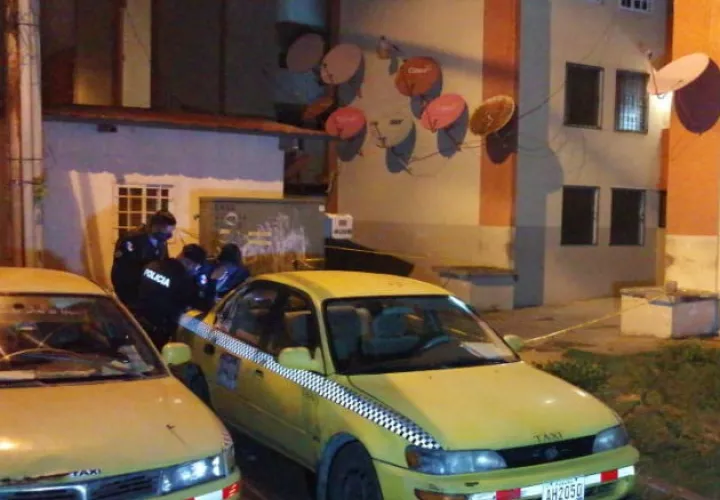 Policías en la escena del crimen en Los Lagos. Foto: Diómedes Sánchez. 