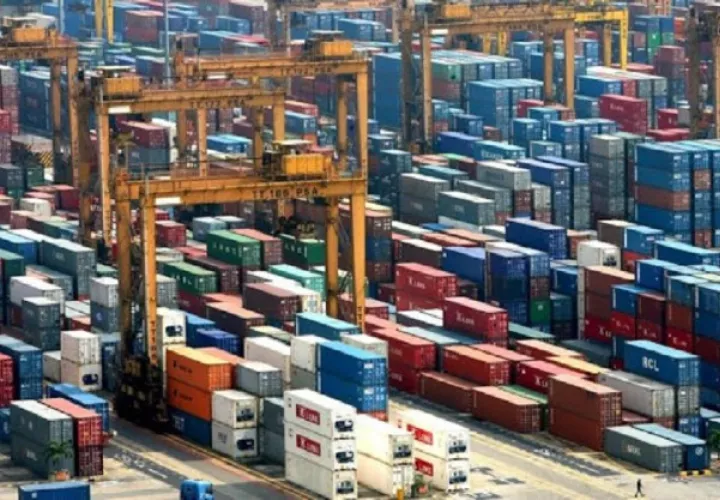 Según los datos publicados ayer jueves por el Departamento de Comercio, las exportaciones cayeron un 20.5 %. EFE