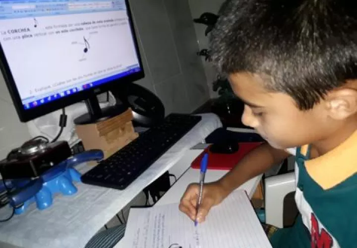 Estudiantes retornarán a clases a distancia.