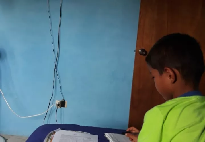 Unos 2,800 estudiantes de tres comarcas recibirán tabletas.