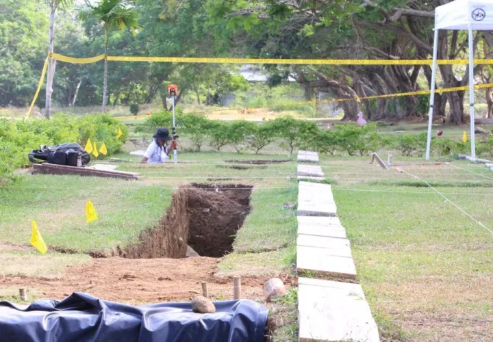 Las exhumaciones de las víctimas de la invasion se realizan en el Jardín de Paz.
