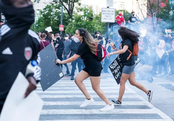 El New York Times indicó que el presidente fue llevado al búnker en la noche del viernes mientras los manifestantes forcejeaban con los agentes del Servicio Secreto.