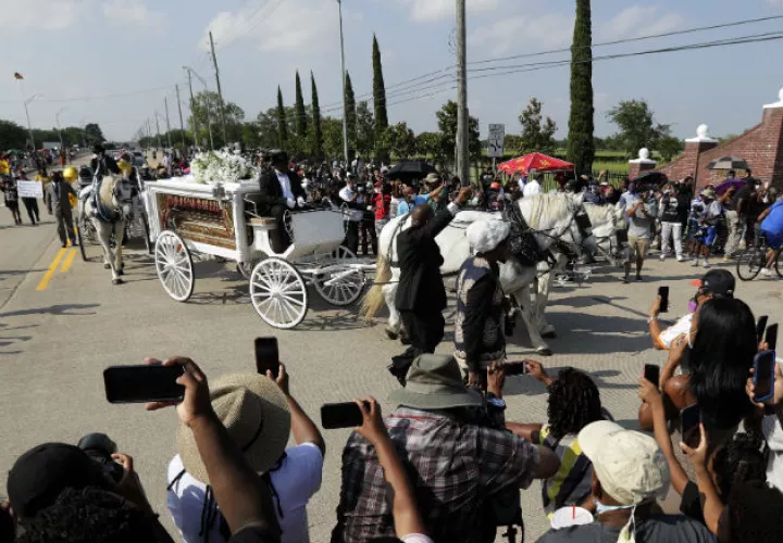 El cortejo fúnebre con los restos de George Floyd llegan al Cementerio de Pearland, Texas. Fotos: AP.