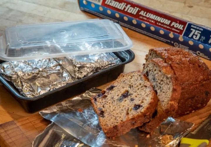 Pan de plátano y materiales para empacar en Nueva York, el 21 de mayo de 2020. (Tony Cenicola/The New York Times)