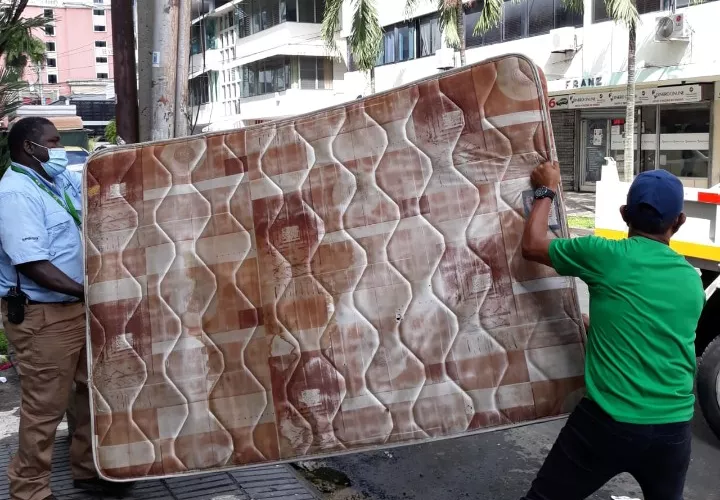 Los residentes de Bella Vista aprovecharon para sacar todos los enseres que ya no utilizaban.