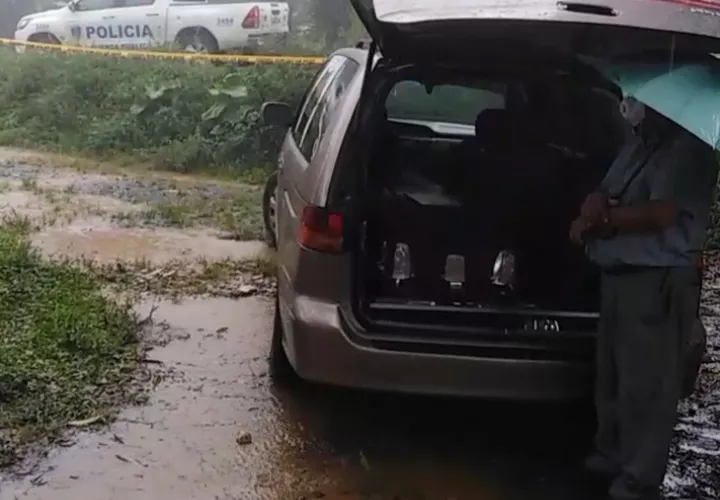 Los familiares tomaron la decisión una vez dejó de llover, trasladar el ataúd a pie por medio de unos potreros para entrar por la parte de atrás de la casa del muerto para poder velarlo y poder darle cristiana sepultura este miércoles.