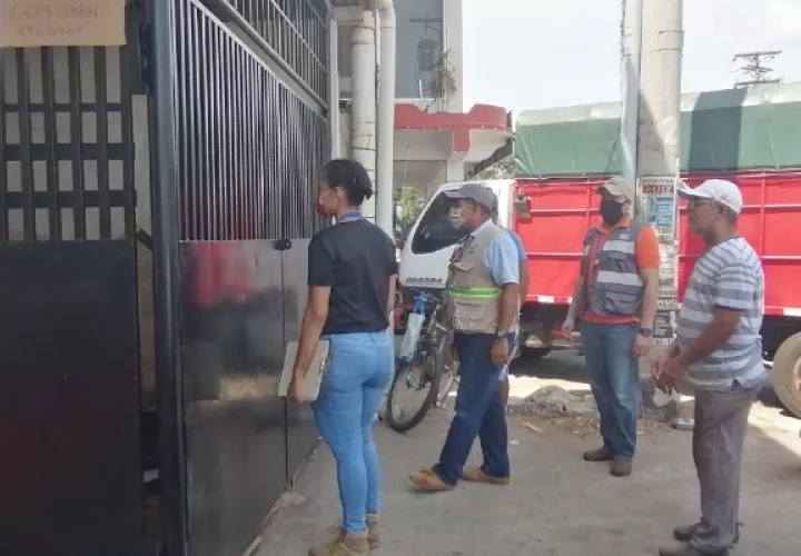 Funcionarios del Ministerio de Salud debidamente identificados, visitan los comercios y empresas incluidos en el bloque 1 y 2 de reactivación económica para verificar que cumplan con todas las normativas.