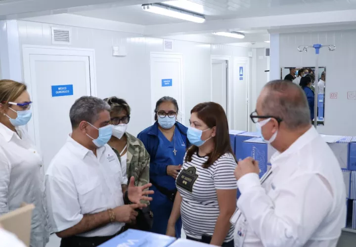 Autoridades de salud visitan Hospital Modular para evaluar la cantidad de pacientes que pueden ser trasladados a estas instalaciones.