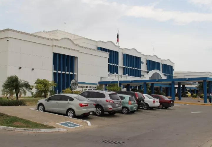 Entre las indicaciones que se están dando a los usuarios es no llevar acompañantes cuando se acuda a solicitar algún servicio o atención al cuarto de urgencias.