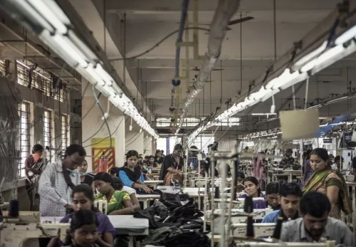 Mujeres trabajan en una fábrica de textiles en Bangalore, India. (Andrea Bruce/The New York Times)