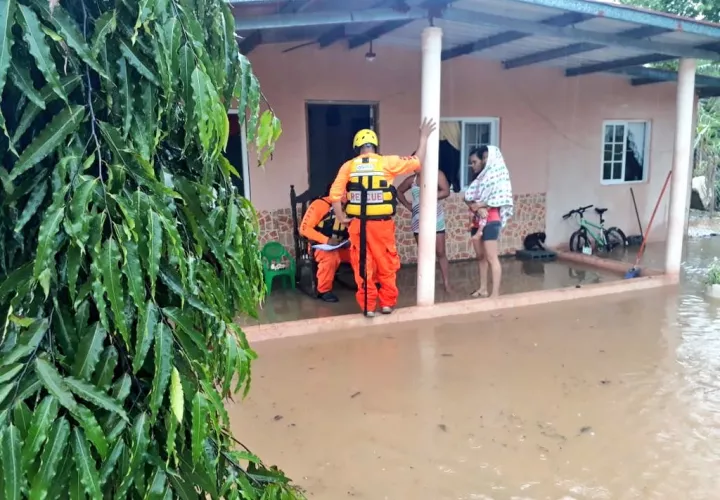 Durante una inundación debe mantener la calma, bajar la palanca de electricidad y desconectar el gas.