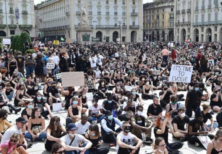 En Turin, Roma, y otras ciudades italianas hubo actividades contra la brutalidad policial . FOTO/EFE