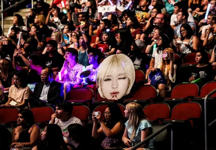 Un rostro en cartón entre la multitud que se dio cita en KCON, un festival de música pop coreana, celebrado en el Prudential Center de Newark, Nueva Jersey en 2015. (Krista Schlueter/The New York Times)