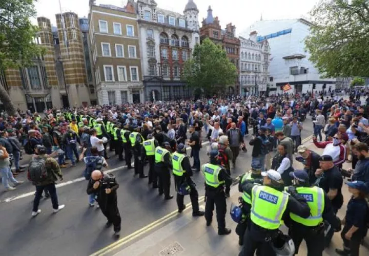 Los activistas arrojaron botellas y latas contra los agentes al tiempo que alzaban los brazos y gritaban "Inglaterra". FOTO/EFE