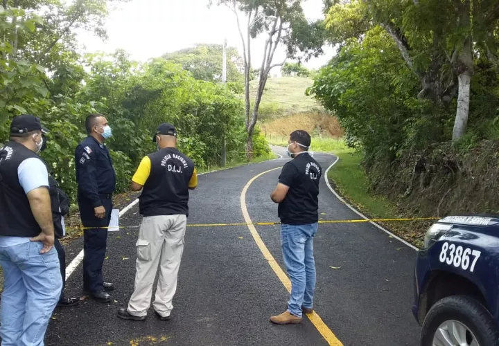 Tras ser avistado en la cuneta, a la orilla de la calle, se dio aviso a las unidades de la Policía Nacional y al 911, quienes llegaron al sitio y determinaron que no contaba con signos vitales.