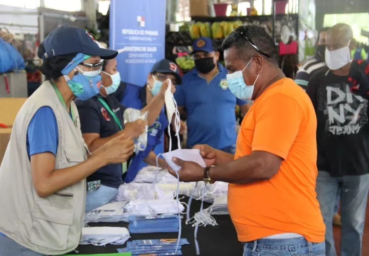 Dentro de Merca Panamá se verificó  que tanto clientes como vendedores cumplieran con las medidas sanitarias.