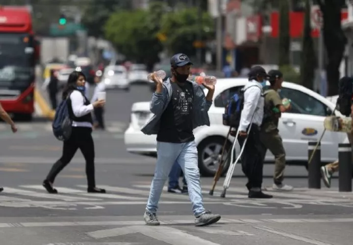 América Latina, epicentro creciente de la COVID-19, se enfrenta hoy no solo a los estragos económicos sino pérdidas humanas. EFE