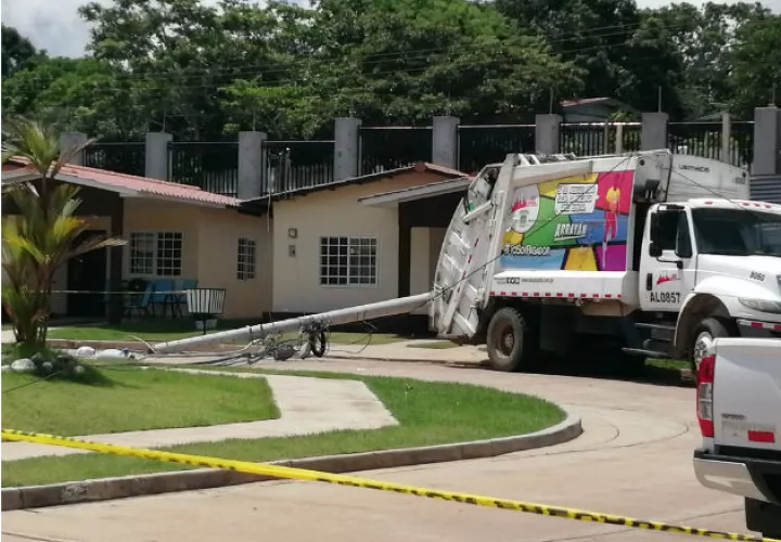 El poste fue ederribado por un camión recolector de la misma empresa de limpieza. Foto: Eric Montenegro.