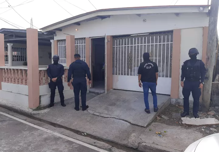 Dentro de cuatro de las viviendas en donde se practicaron diligencias de registro y allanamiento unidades de la Dirección de Inteligencia Policial, ubicaron cuatro armas de fuego entre estas una Mini Uzi, proveedores y municiones de diversos calibres.