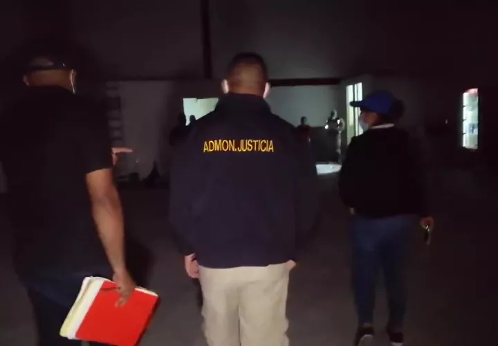 Al momento de ingresar las autoridades al local, el grupo de mujeres  intentaron ocultarse entre una pila de cajas de cartón.