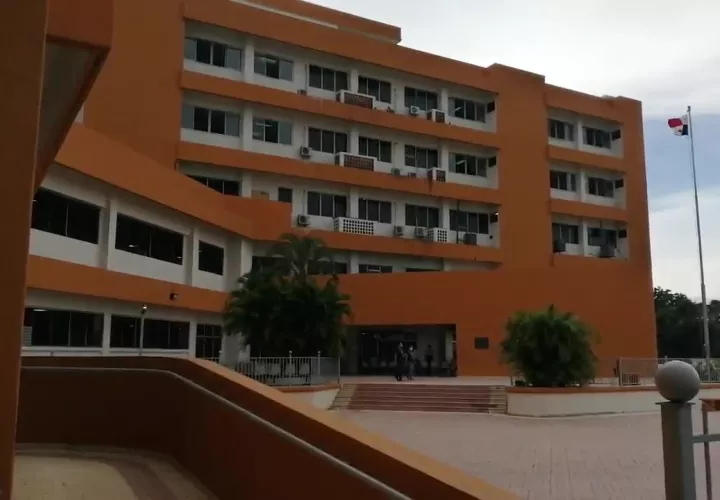 Sonia María González, de 71 años, quien debió ser ingresada al área de neumología de este hospital, según un dictamen médico, estuvo cinco días recluida en la sala uno de COVID-19.