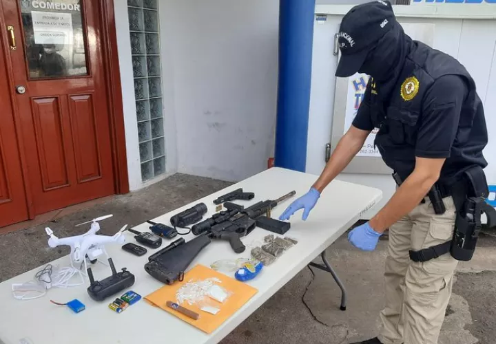En el operativo, además del arma de guerra, se decomisaron sustancias ilícitas.