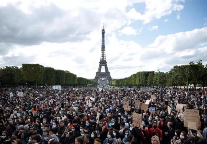 En París, entre 1,000 y 2,000 personas se concentraron junto a la plaza de la Concordia a unos cientos de metros de la embajada de EE.UU., donde pretendían celebrar su convocatoria. FOTO/EFE