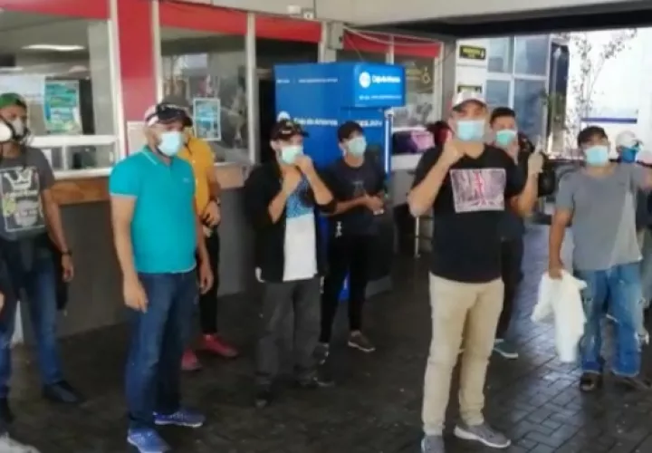 Los 18 nicaragüenses desde el jueves estaban en Paso Canoas, durmiendo en el área para poder viajar a su país.
