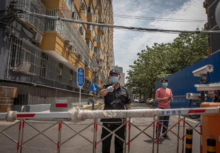 Las autoridades, que ayer se declararon "en guerra" contra este nuevo brote, informaron hoy de 27 nuevos casos en la ciudad el lunes, con lo que suman hasta ahora 106 positivos, una situación que el Gobierno municipal calificó de "extremadamente preocupante".