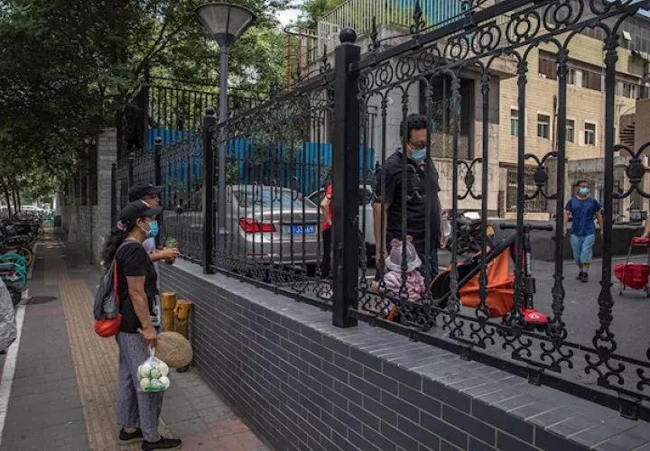 Una tarea titánica teniendo en cuenta las decenas de miles de restaurantes y pequeños establecimientos de comida que hay en la capital china, además de los cientos de mercados de alimentación y las decenas de campus universitarios.