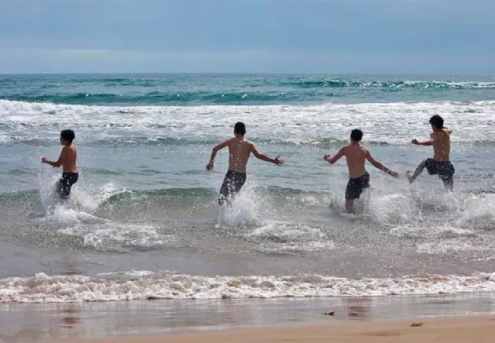 La temporada comenzó en las playas del Algarve (sur) y de la región de Lisboa y se irá extendiendo progresivamente por el resto del país hasta finales de mes, cuando toda la costa portuguesa tendrá que cumplir las reglas definidas para poder darse un baño y tomar el sol con seguridad. FOTO/EFE