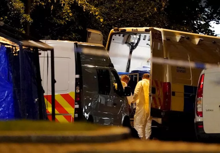 El agresor, un varón de 25 años identificado como Khairi Saadallah, fue detenido por los agentes en el lugar de los hechos y "se encuentra ahora bajo custodia policial" mientras es interrogado.